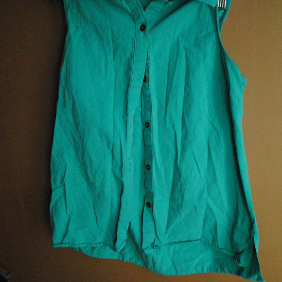 CUTE & PROFESSIONAL Teal Freebird buttonup - Picture 3 of 4